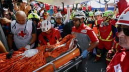 Equipe de resgate retira sobrevivente dos escombros após terremoto