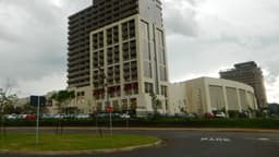 Fachada do prédio do Shopping Iguatemi Ribeirão Preto, um dos ativos vendidos, com estacionamento em primeiro plano