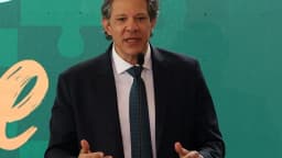O ministro da Fazenda, Fernando Haddad, discursa ao microfone gesticulando com as duas mãos