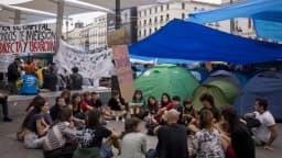 Manifestantes acampados em protesto contra despejos na Puerta del Sol, em Madri