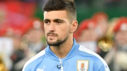 Giorgian de Arrascaeta em campo, com o uniforme da seleção do Uruguai