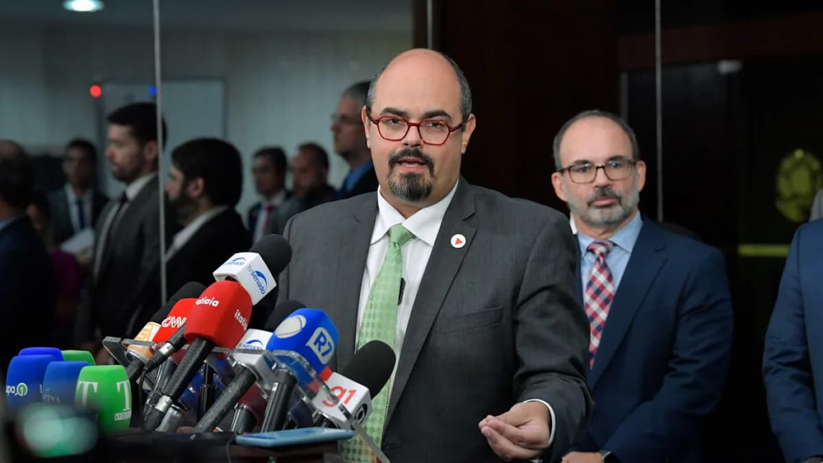 Mateus Simões fala em coletiva de imprensa cercado de microfones de emissoras mineiras