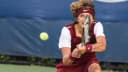 Alexander Zverev rebate a bola durante partida de tênis