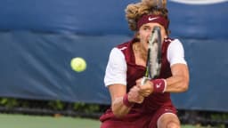 Alexander Zverev rebate a bola durante partida de tênis