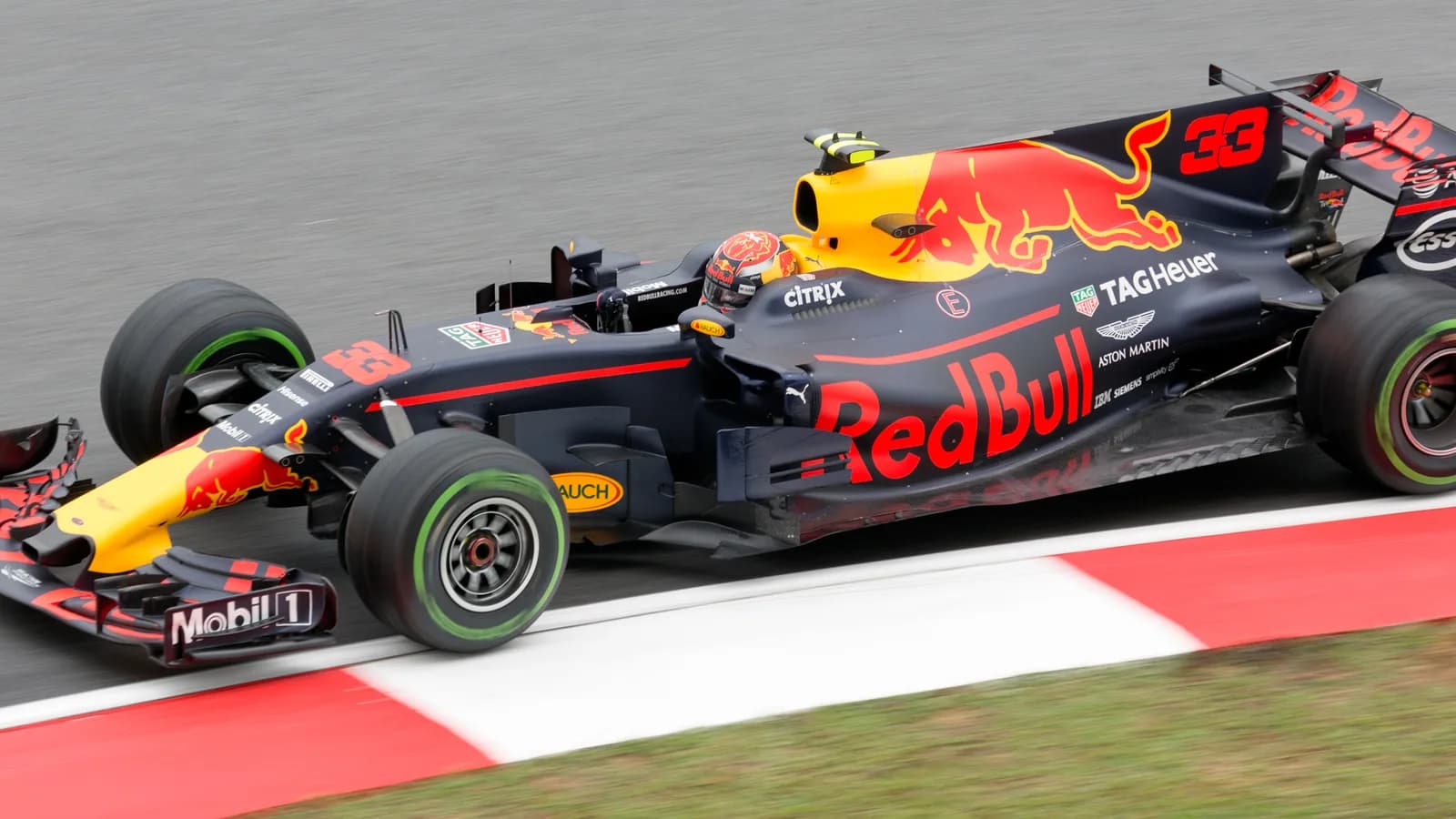 Max Verstappen pilota carro da Red Bull no GP da Malásia de 2017