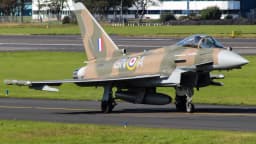 Caça Eurofighter Typhoon da Força Aérea Real britânica taxiando em pista com as cores da RAF