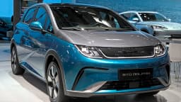 BYD Dolphin exposto em salão automotivo, modelo compacto elétrico chinês vendido no Brasil
