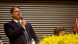 Tarcísio de Freitas fala ao microfone durante sessão na Assembleia Legislativa de São Paulo, em imagem de arquivo