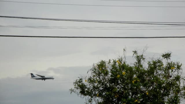 Avião ATR-72 da Azul Linhas Aéreas em aproximação final para pouso