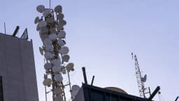 Antenas e torres de telecomunicações no alto de um prédio