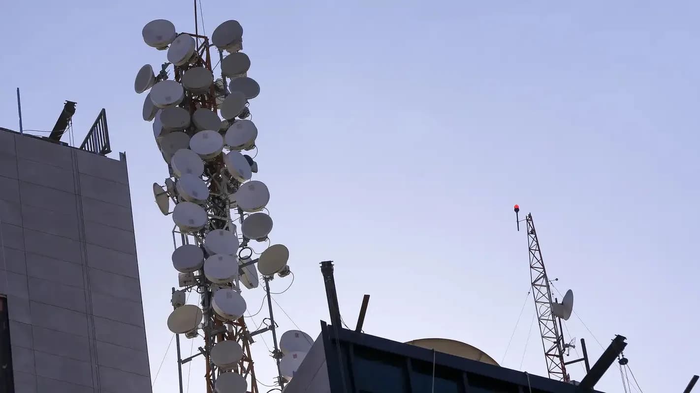 Antenas e torres de telecomunicações no alto de um prédio