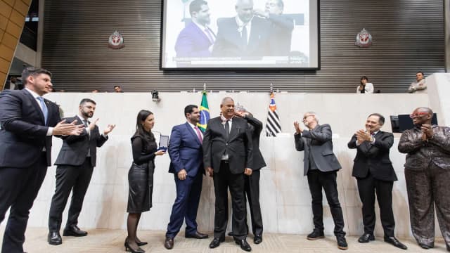 Milton Leite recebe o Colar de Honra ao Mérito Legislativo em cerimônia na Alesp