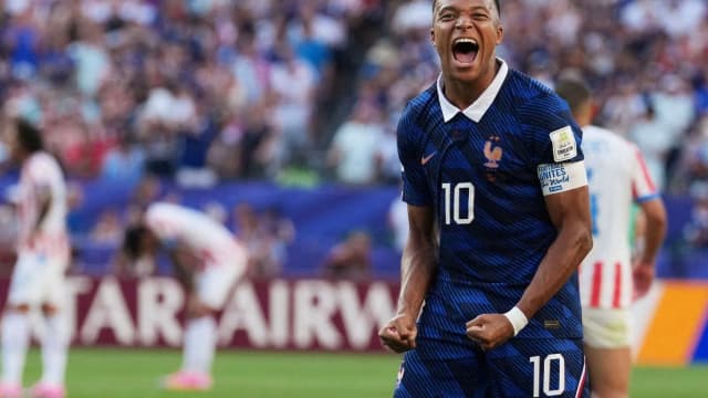 Kylian Mbappé comemora gol vestindo a camisa 10 da seleção francesa