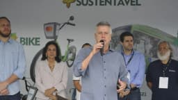 Pessoas embarcam em ônibus 100% elétrico no Brasil