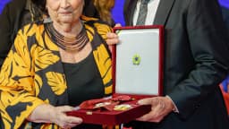 Déa Lúcia recebe do presidente Lula a Ordem do Mérito Cultural concedida postumamente a Paulo Gustavo, em maio de 2025
