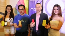 Pessoas seguram smartphones Motorola Moto G durante evento de lançamento, foto de arquivo