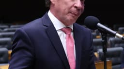 Deputado federal Reginaldo Lopes discursa da tribuna da Câmara dos Deputados