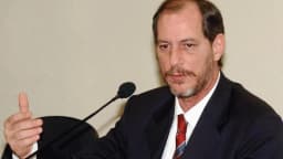 Ciro Gomes, candidato ao governo do Ceará, discursa gesticulando durante evento