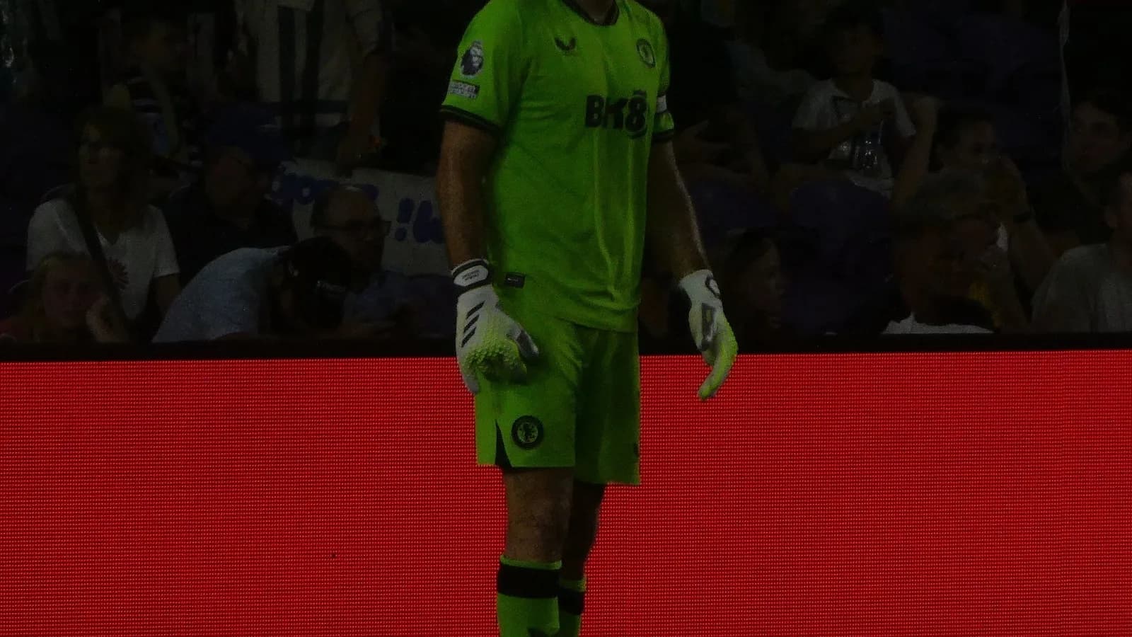 Emiliano Dibu Martínez, goleiro argentino, em campo com uniforme verde