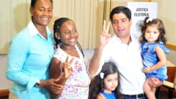 ACM Neto cumprimenta eleitora durante campanha eleitoral na Bahia