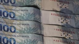 Cédulas de R$ 100 do Banco Central do Brasil empilhadas (foto de arquivo)