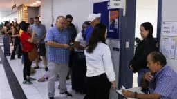 Fila de eleitores em local de votação