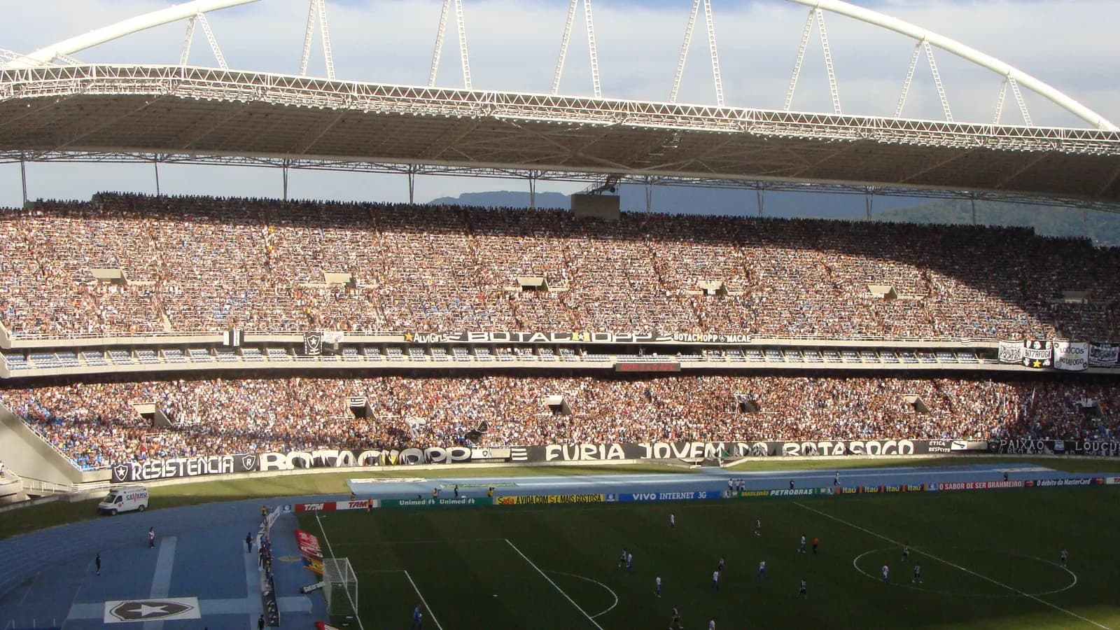 Arquibancadas cheias do Estádio Nilton Santos, no Rio de Janeiro, em foto de arquivo
