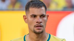 O meio-campista Bruno Guimarães de perfil, com a camisa amarela da Seleção Brasileira, em imagem de arquivo