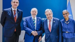 Lula cumprimenta o secretário-geral da ONU, António Guterres, ao lado de outras autoridades, em encontro de arquivo