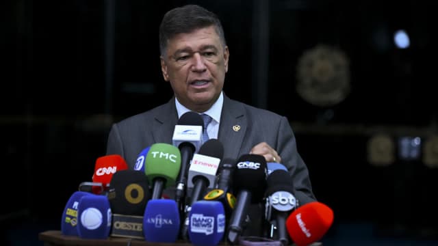Senador Carlos Viana concede entrevista cercado de microfones de emissoras de TV