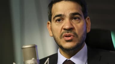 Advogado-geral da União, Jorge Messias, fala ao microfone durante entrevista