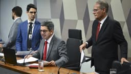 Parlamentares e assessores durante reunião da comissão mista que analisa a Medida Provisória 1.376, sobre renegociação de dívidas rurais, no Congresso Nacional