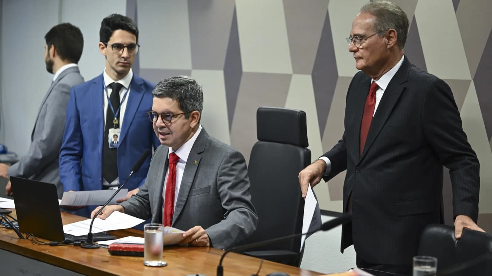 Parlamentares e assessores durante reunião da comissão mista que analisa a Medida Provisória 1.376, sobre renegociação de dívidas rurais, no Congresso Nacional