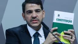 Jorge Messias segura exemplar da Constituição durante sabatina na CCJ do Senado