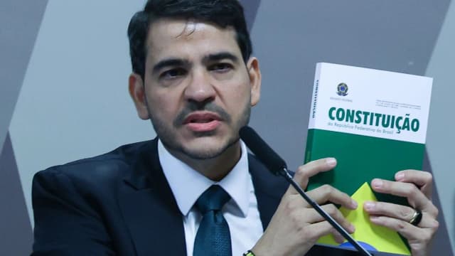 Jorge Messias segura exemplar da Constituição durante sabatina na CCJ do Senado