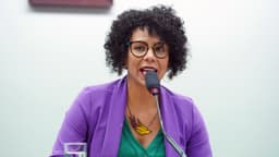 Áurea Carolina fala ao microfone durante audiência pública na Câmara dos Deputados, em julho de 2019. Foto de arquivo