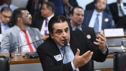 O deputado federal Domingos Sávio fala ao microfone durante audiência pública no Senado, em foto de arquivo