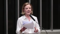 Gleisi Hoffmann discursa em tribuna da Câmara dos Deputados, com microfone e papéis nas mãos