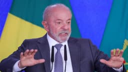 Lula gesticula durante entrevista em Brasília