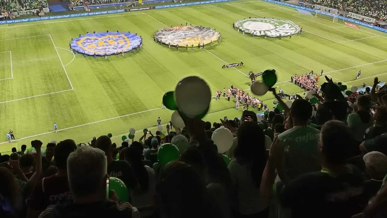 Torcida do Palmeiras com bandeiras verdes durante jogo da Libertadores no Allianz Parque