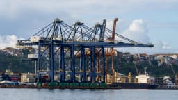 Guindastes e navio cargueiro atracado no Porto de Salvador, na Bahia