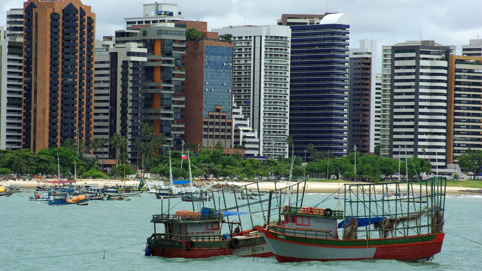 Vista panorâmica da orla e dos prédios de Fortaleza, no Ceará