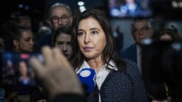 Simone Tebet concede entrevista a jornalistas cercada por outras pessoas