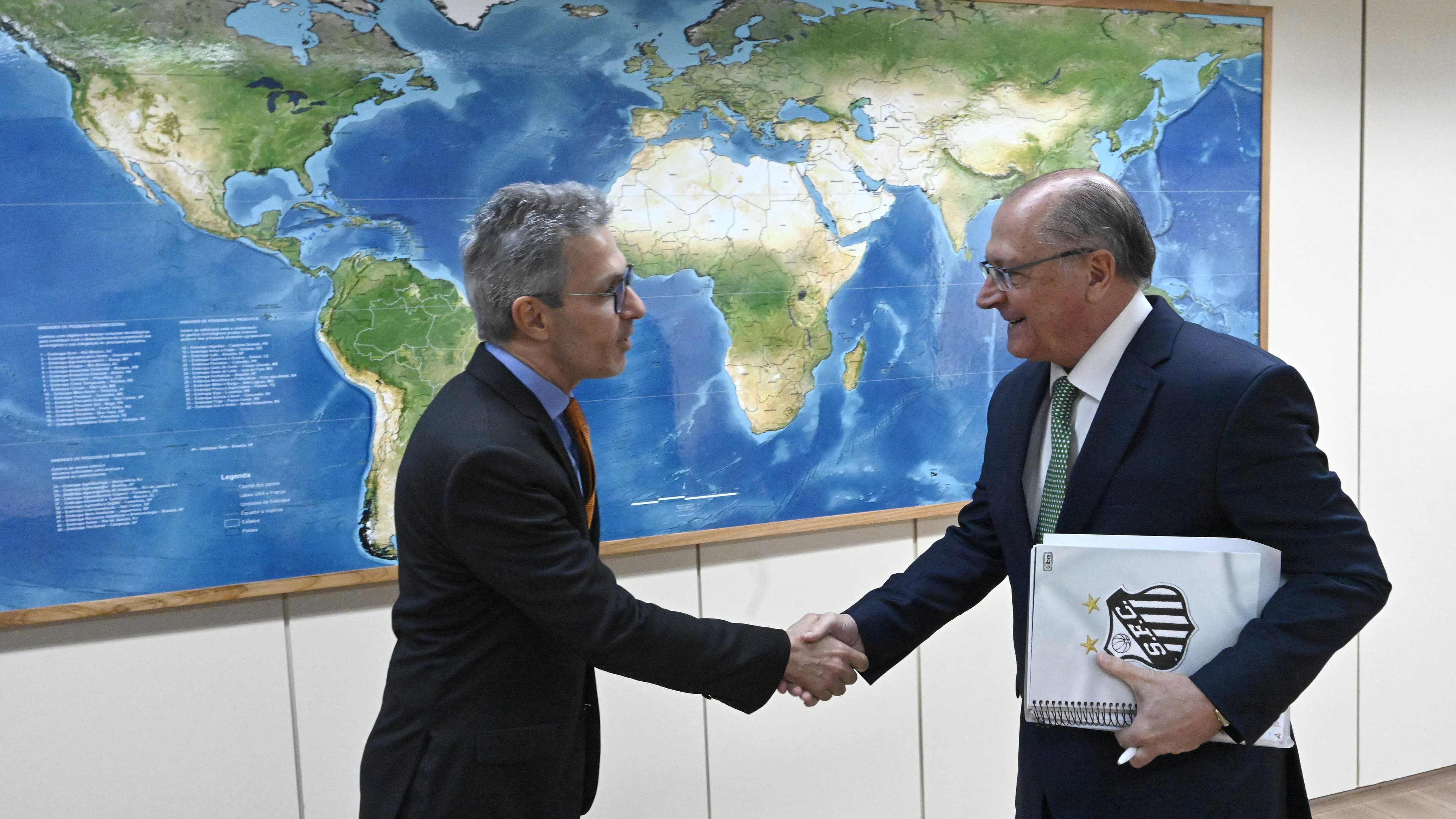 Romeu Zema cumprimenta o vice-presidente Geraldo Alckmin em Brasília, em foto de arquivo de 2023