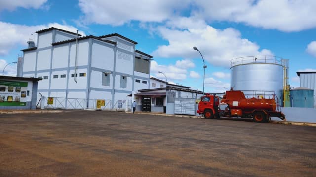 Unidade industrial da INB em Caetité, com caminhão-tanque no pátio