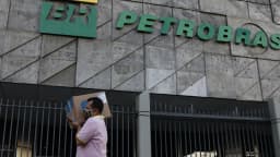 Homem passa em frente à fachada de prédio da Petrobras