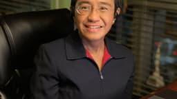 Maria Ressa, jornalista filipino-americana e ganhadora do Nobel da Paz, sorrindo em entrevista