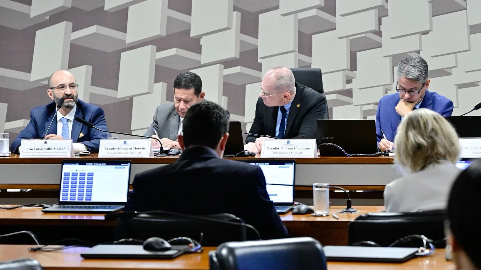 João Carlos Falbo Mansur fala ao microfone em audiência no Senado, com placa de identificação à sua frente