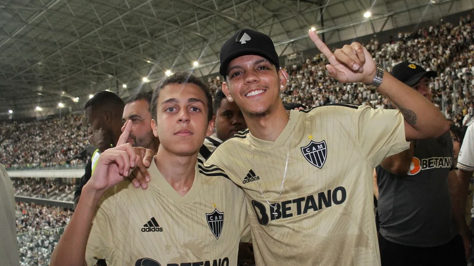 Torcedores do Atlético Mineiro com a camisa do clube nas arquibancadas da Arena MRV