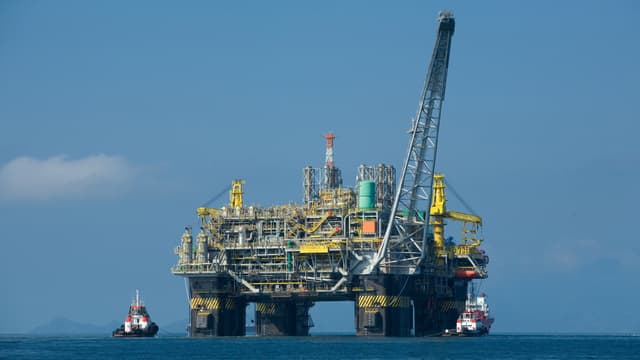 Plataforma de petróleo P-51 da Petrobras no mar, ao largo do Rio de Janeiro